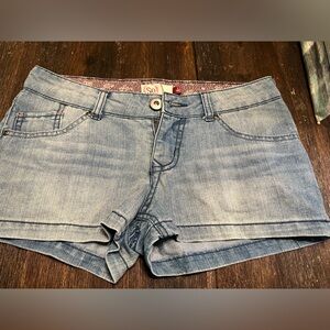 EUC low rise SO jean shorts. Juniors size 5.